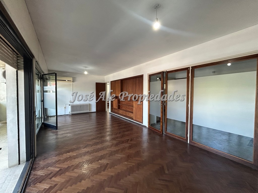 Imagen 1 de Apartamento en planta alta sobre avenida principal Gral. Flores, a pasos de todos los servicios, Colonia, ideal profesionales.