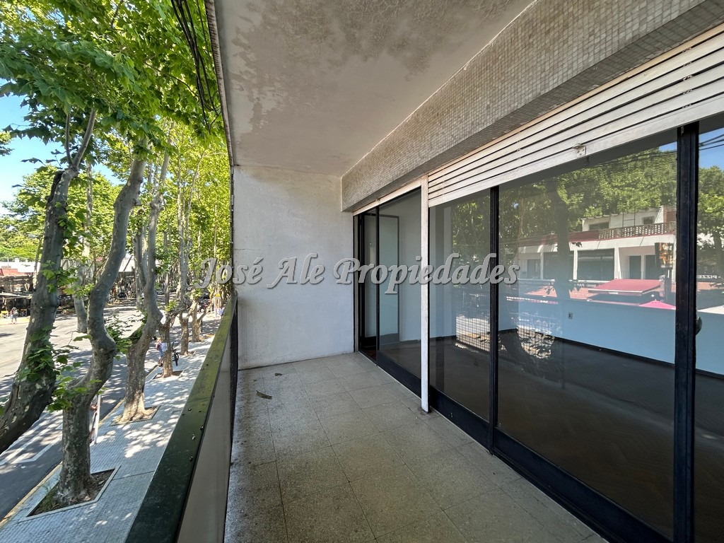 Imagen 10 de Apartamento en planta alta sobre avenida principal Gral. Flores, a pasos de todos los servicios, Colonia, ideal profesionales.