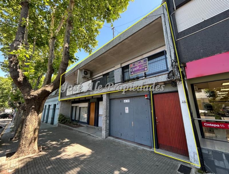 Apartamento en planta alta sobre avenida principal Gral. Flores, a pasos de todos los servicios, Colonia, ideal profesionales.