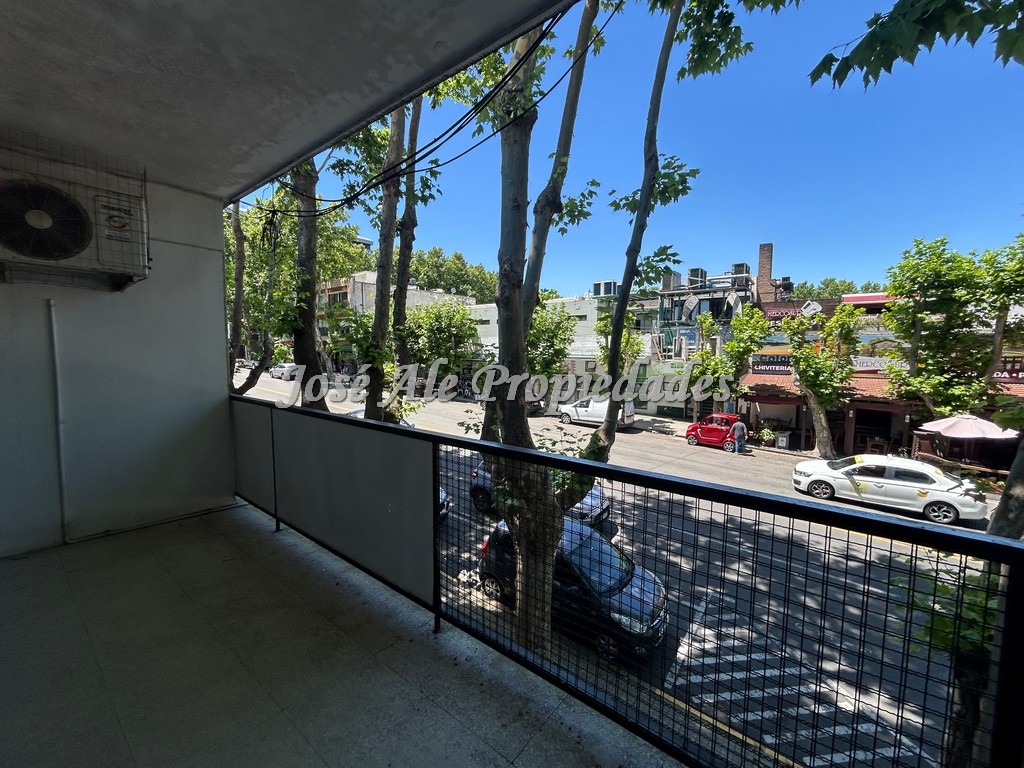 Imagen 10 de EN VENTA Apartamento en planta alta sobre avenida principal Gral. Flores, a pasos de todos los servicios, Colonia, ideal profesionales.