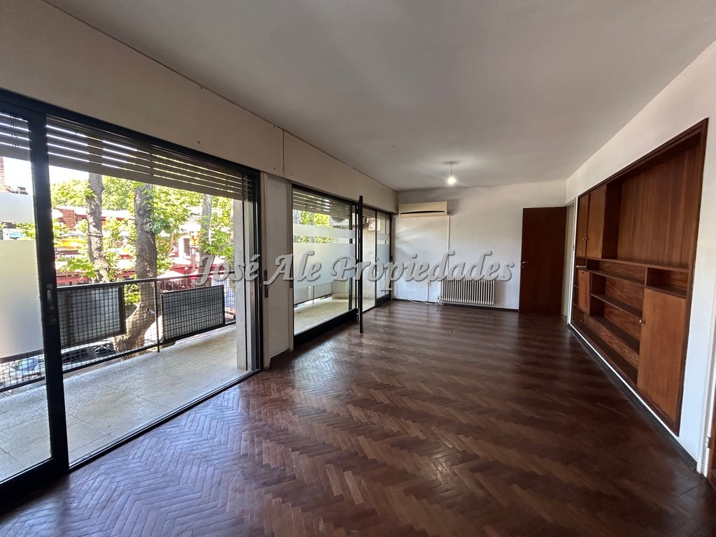 Imagen 3 de EN VENTA Apartamento en planta alta sobre avenida principal Gral. Flores, a pasos de todos los servicios, Colonia, ideal profesionales.