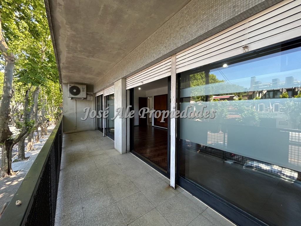 Imagen 4 de EN VENTA Apartamento en planta alta sobre avenida principal Gral. Flores, a pasos de todos los servicios, Colonia, ideal profesionales.