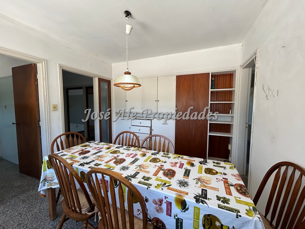 Imagen 6 de EN VENTA Apartamento en planta alta sobre avenida principal Gral. Flores, a pasos de todos los servicios, Colonia, ideal profesionales.