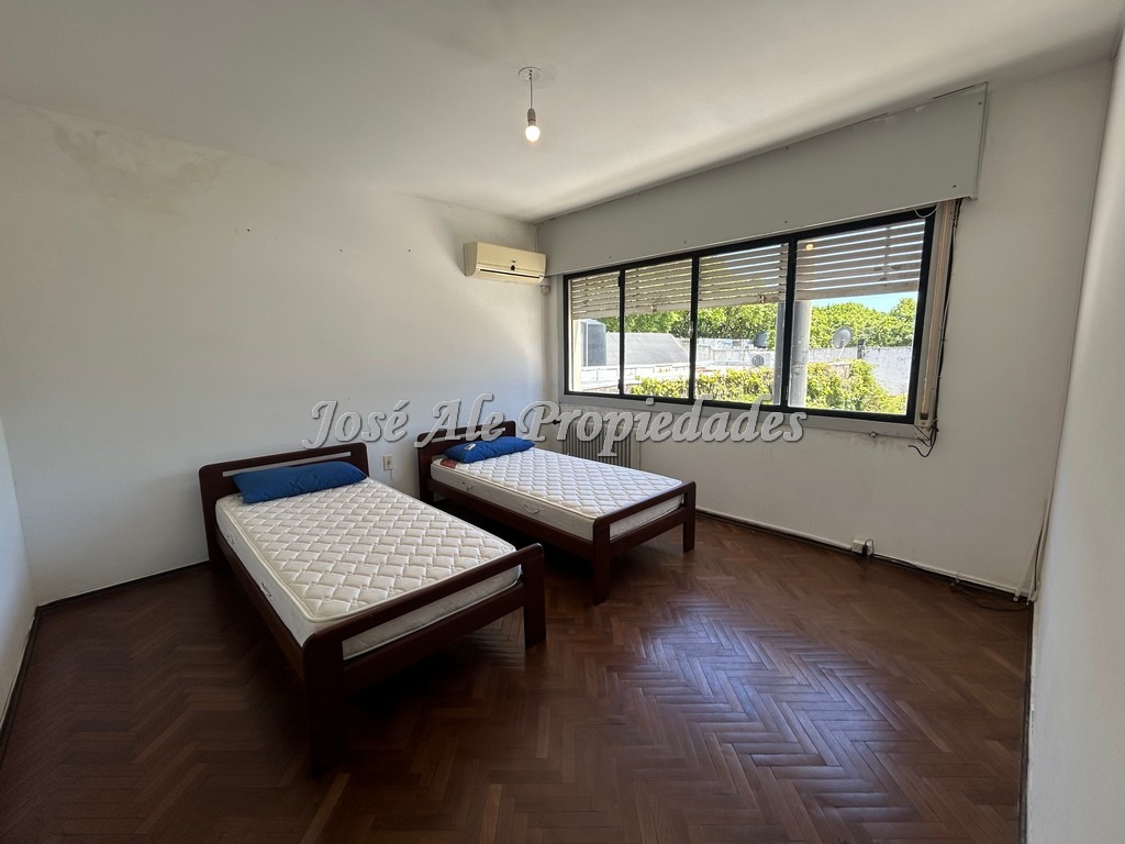 Imagen 7 de EN VENTA Apartamento en planta alta sobre avenida principal Gral. Flores, a pasos de todos los servicios, Colonia, ideal profesionales.