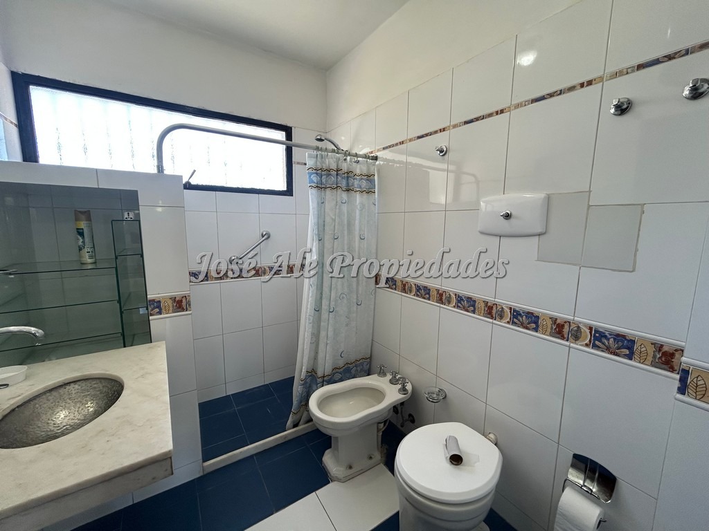 Imagen 9 de EN VENTA Apartamento en planta alta sobre avenida principal Gral. Flores, a pasos de todos los servicios, Colonia, ideal profesionales.