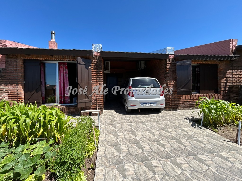 Imagen 1 de Vivienda ubicada en el General a pocas cuadras del Supermercado El Mágico, Colonia.