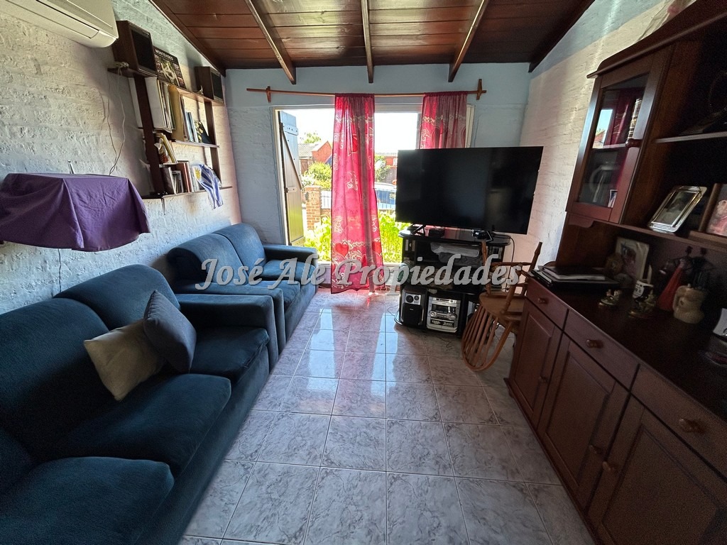 Imagen 3 de Vivienda ubicada en el General a pocas cuadras del Supermercado El Mágico, Colonia.