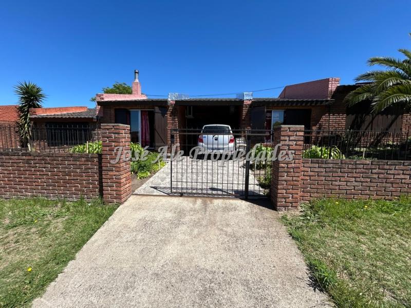 Vivienda ubicada en el General a pocas cuadras del Supermercado El Mágico, Colonia.