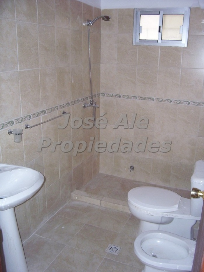 Imagen 8 de EN ALQUILER Propiedad en zona de nuevo hospital, próxima a zona comercial tres avenidas y Colonia Shopping.