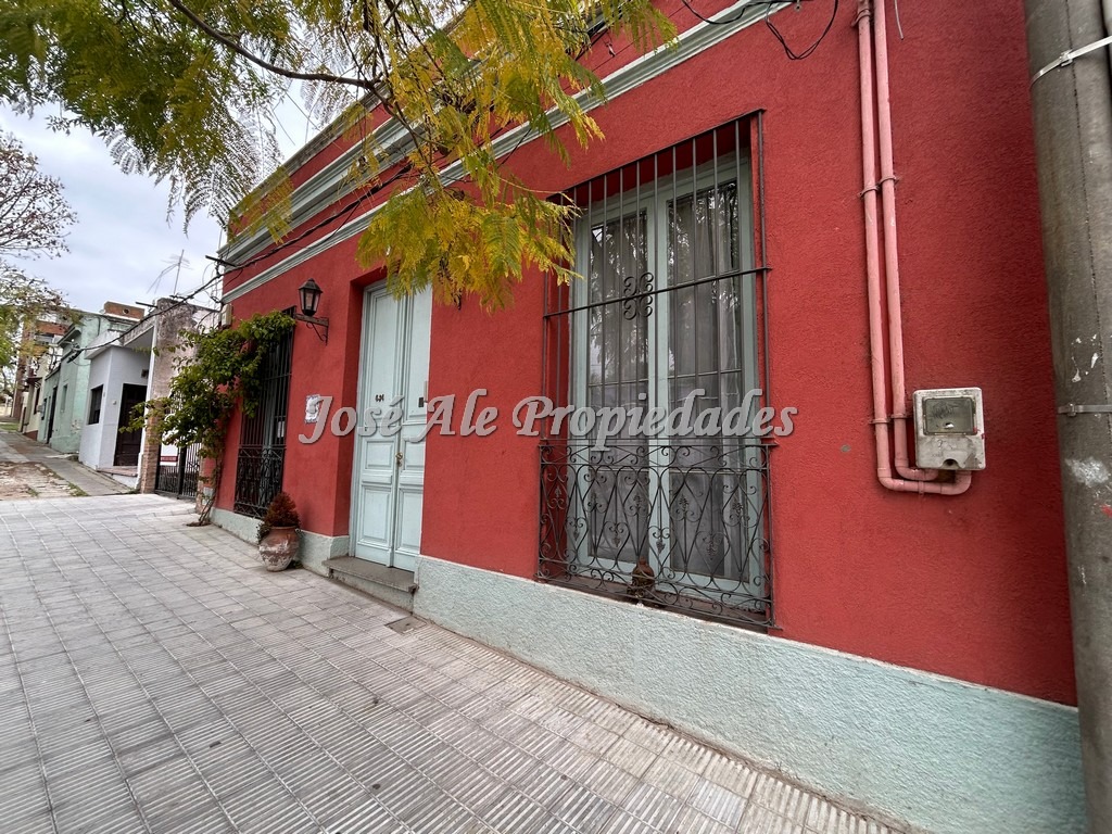 Imagen 1 de OPORTUNIDAD! NUEVO PRECIO! Casa + duplex en barrio Pueblo Nuevo. Combina estilo ingles con comodidades moderas.