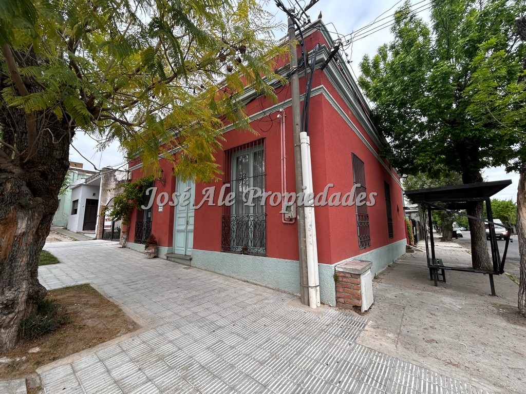 Imagen 2 de OPORTUNIDAD! NUEVO PRECIO! Casa + duplex en barrio Pueblo Nuevo. Combina estilo ingles con comodidades moderas.
