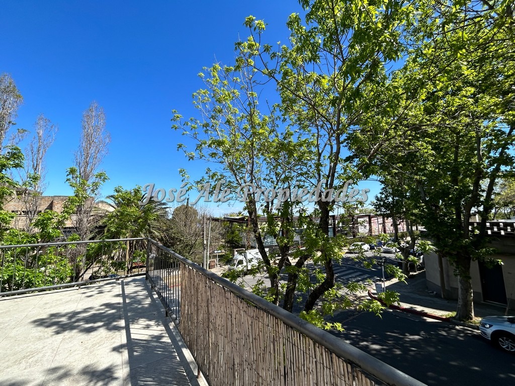 Imagen 2 de Hermoso apartamento ubicado en el centro de la ciudad, muy próximo al Puerto Comercial y Ciudad Vieja.