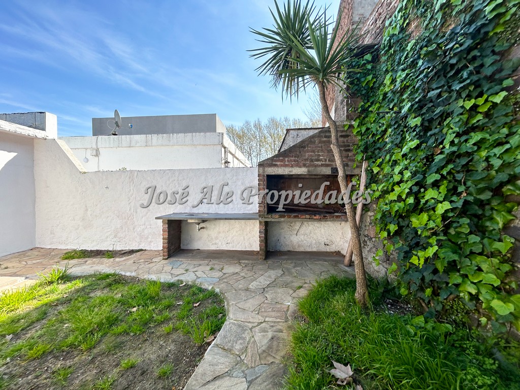 Imagen 10 de Destacada propiedad ubicada en pleno centro de la ciudad de Colonia, a metros del Puerto Comercial, terminal de Ómnibus y Barrio Histórico.