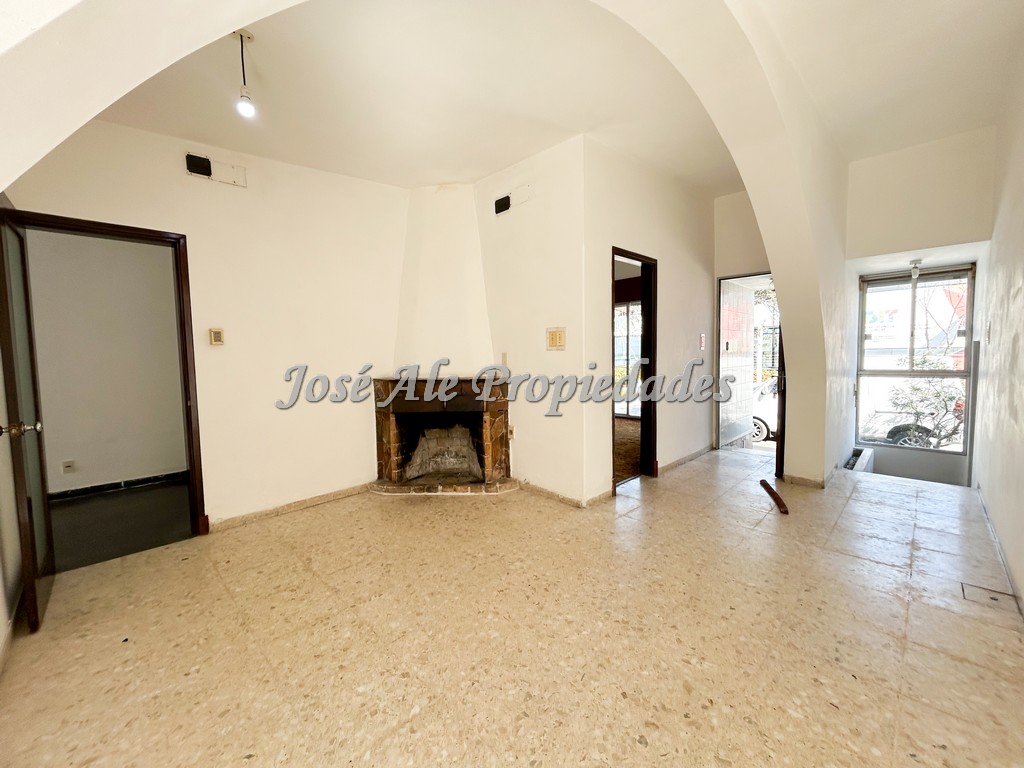 Imagen 2 de Destacada propiedad ubicada en pleno centro de la ciudad de Colonia, a metros del Puerto Comercial, terminal de Ómnibus y Barrio Histórico.