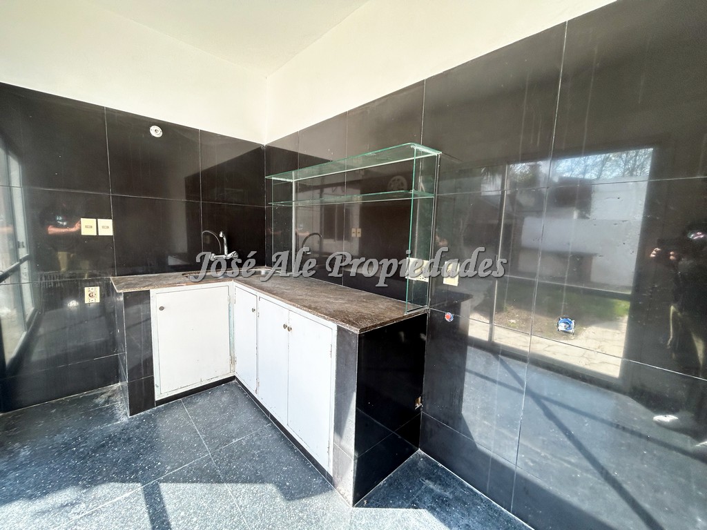 Imagen 5 de Destacada propiedad ubicada en pleno centro de la ciudad de Colonia, a metros del Puerto Comercial, terminal de Ómnibus y Barrio Histórico.