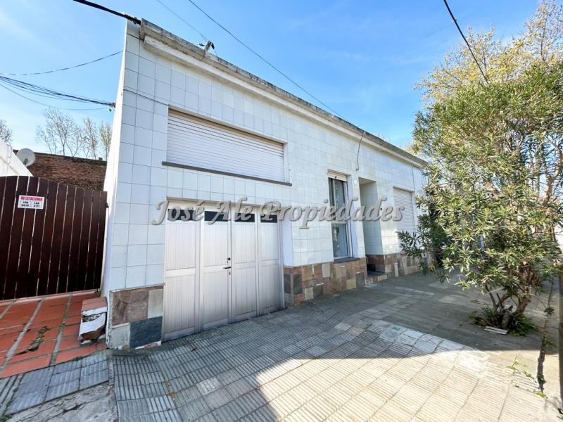 Destacada propiedad ubicada en pleno centro de la ciudad de Colonia, a metros del Puerto Comercial, terminal de Ómnibus y Barrio Histórico.