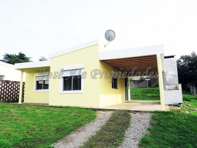 Propiedad ubicada a 150 de Rambla Costanera por calle José Enrique Rodó, hermosa zona tranquila y balnearia, próxima a todos los servicios.