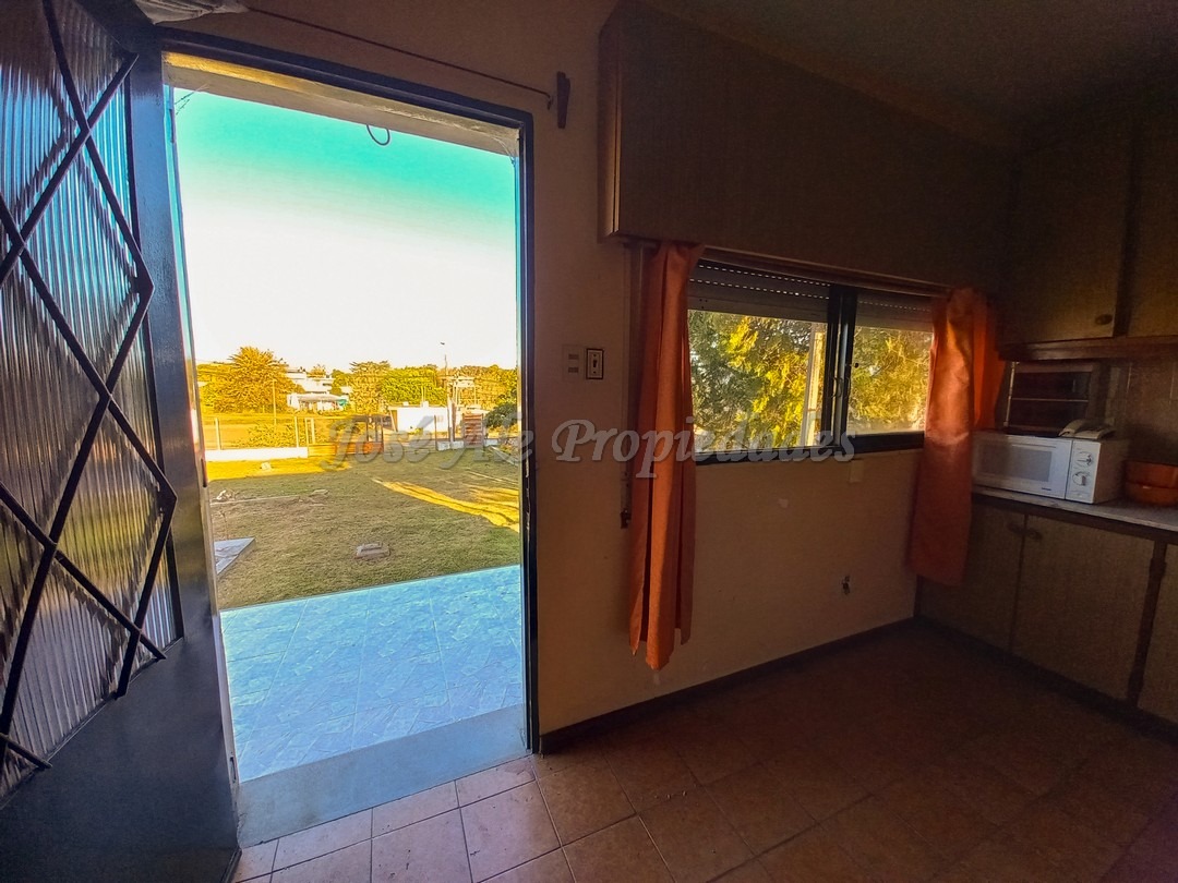 Imagen 4 de Casa ubicada a pocas cuadras de la Rambla Costanera y playas de Colonia.