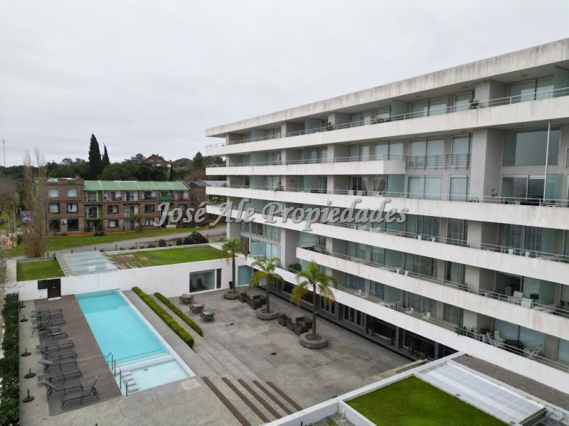 Hermoso apartamento ubicado en la Rambla Costanera, Colonia.