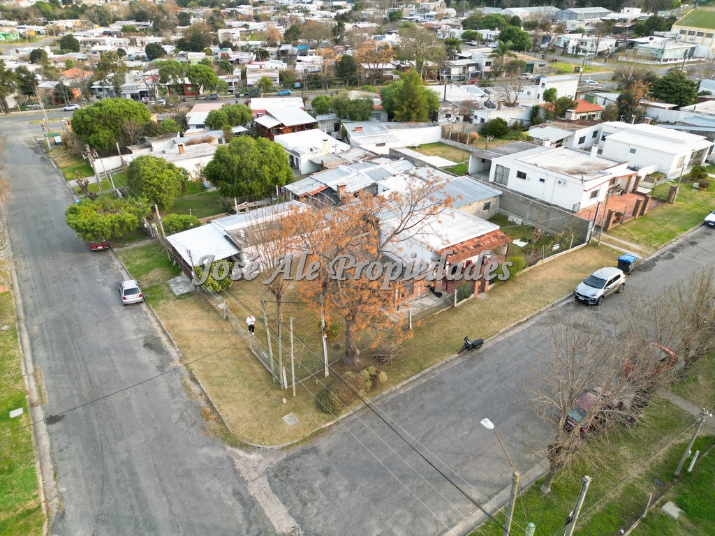 Imagen 1 de Casa ubicada en esquina a 1 cuadra del Supermercado el Dorado, Colonia.