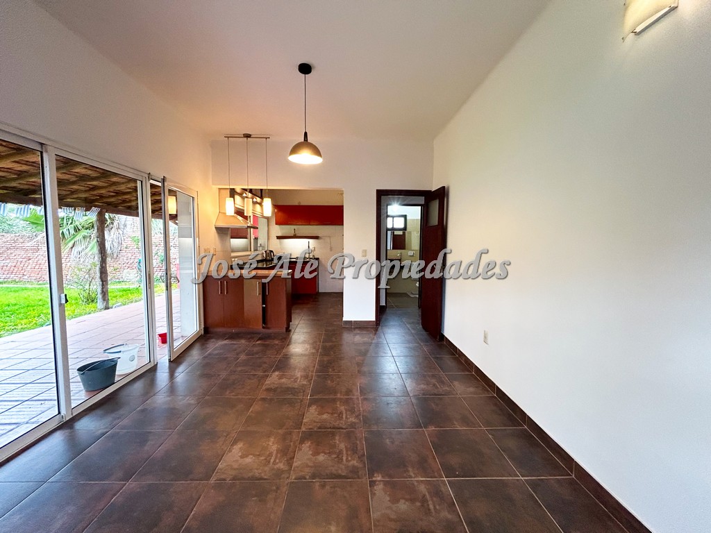 Imagen 2 de Casa céntrica a 1 cuadra de Av Artigas, a pasos de todos los servicios.