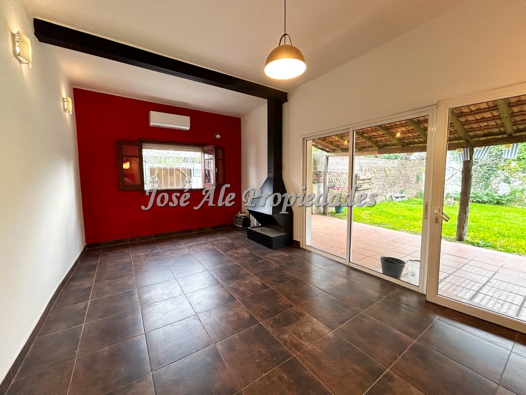 Imagen 3 de Casa céntrica a 1 cuadra de Av Artigas, a pasos de todos los servicios.