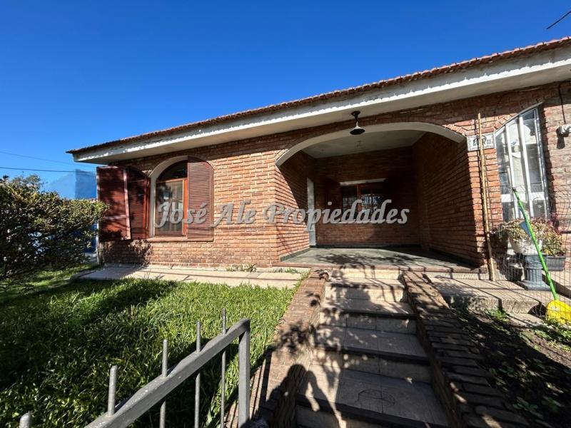 EN ALQUILER Exclusiva casa ubicada en el Real de San Carlos, a pocas cuadras de los centros de estudios.