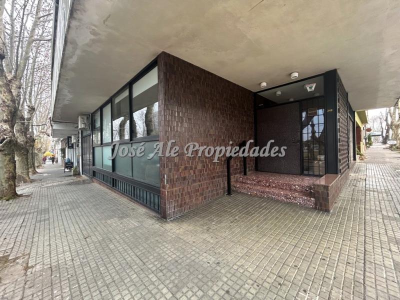 Casa de excelente construcción, ubicada en el centro de la ciudad de Colonia del Sacramento.