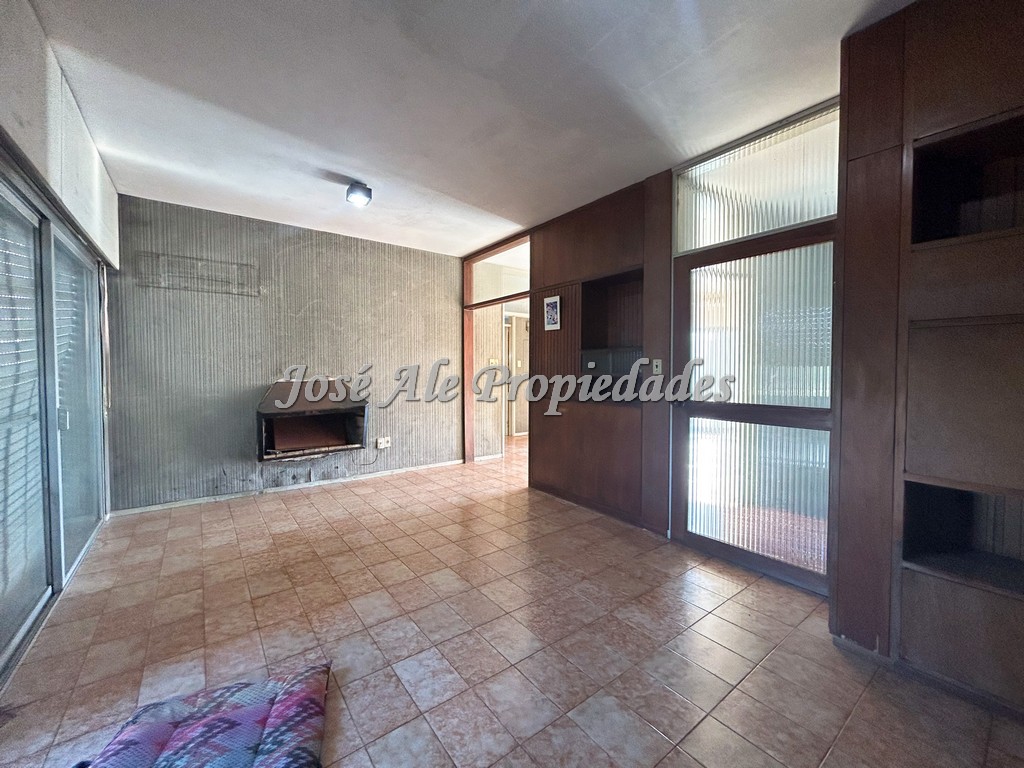 Imagen 1 de Casa ubicada sobre Ruta 1 a metros del Shopping de Colonia.