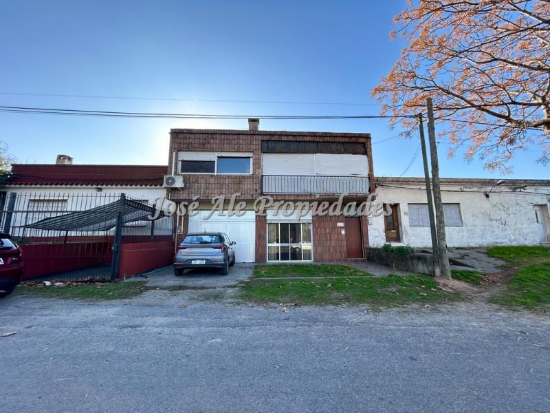 Casa ubicada sobre Ruta 1 a metros del Shopping de Colonia.