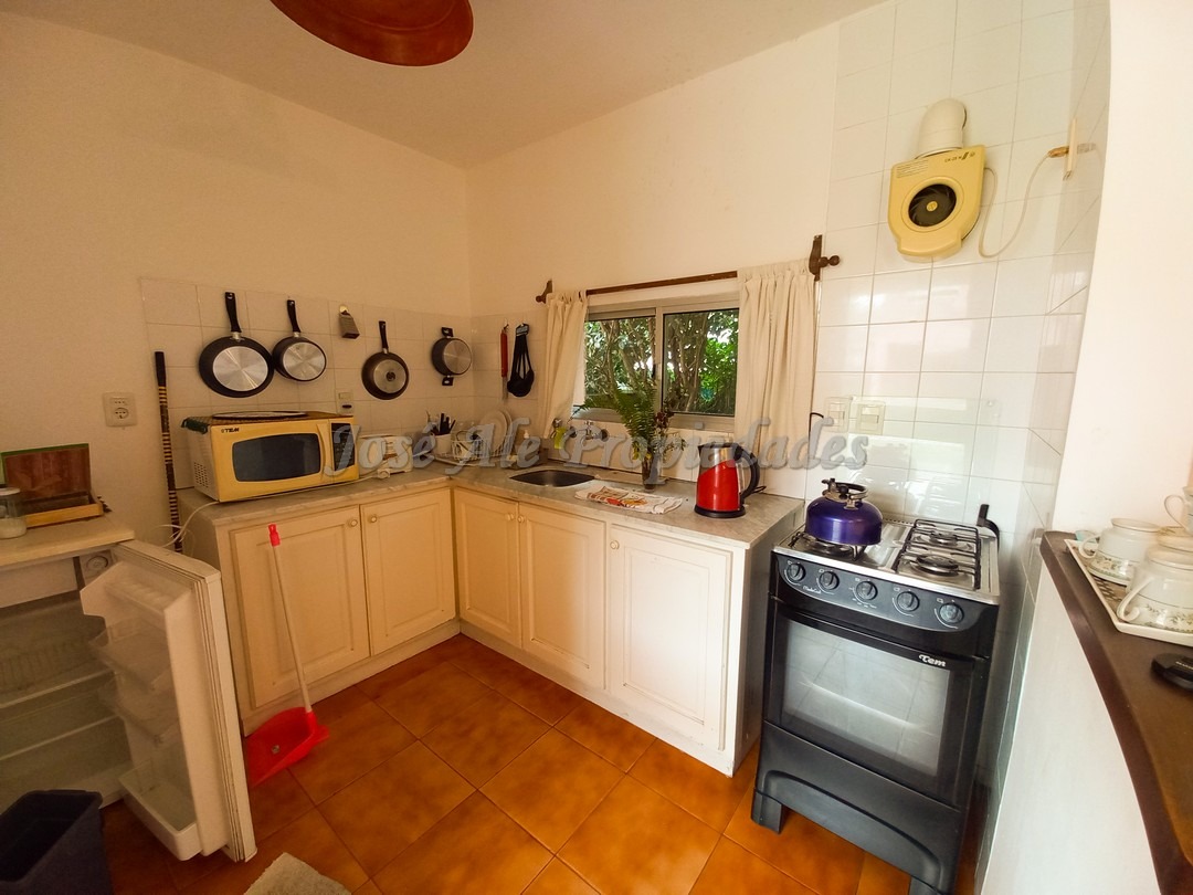 Imagen 3 de Hermosa vivienda ubicada en complejo sobre calle Zitarrosa, a metros de Rambla y playas de Colonia del Sacramento.