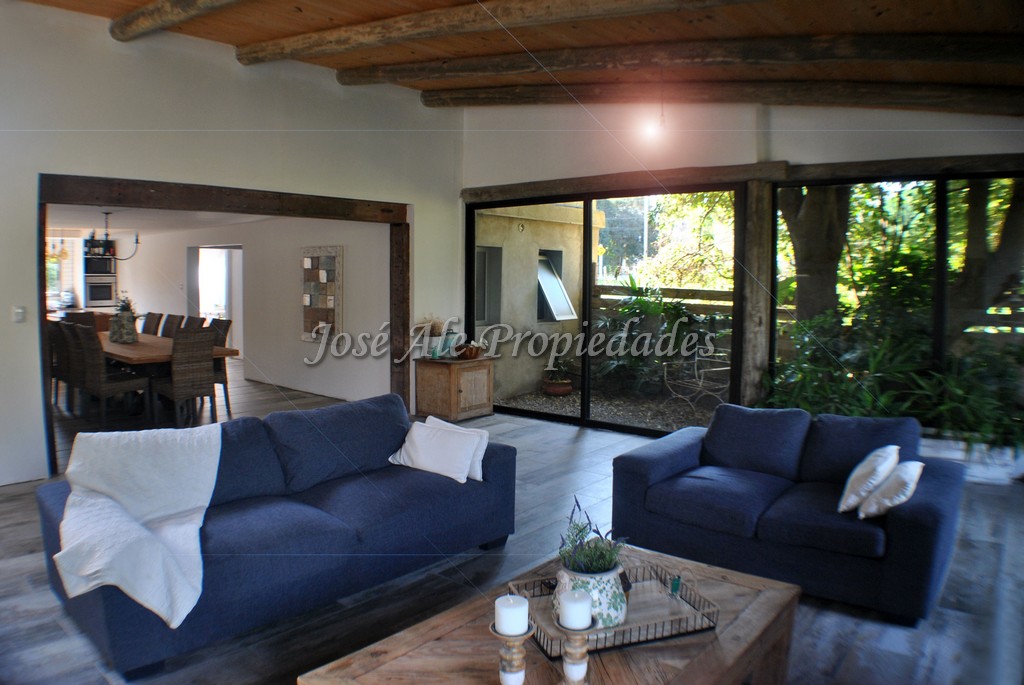 Imagen 2 de Hermosa propiedad ubicada a pocos metros de la Rambla Costanera de Colonia.