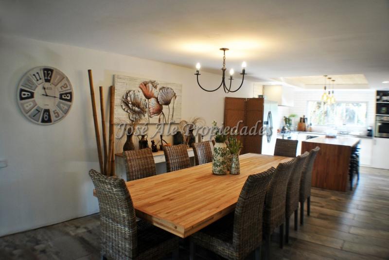 Hermosa propiedad ubicada a pocos metros de la Rambla Costanera de Colonia.