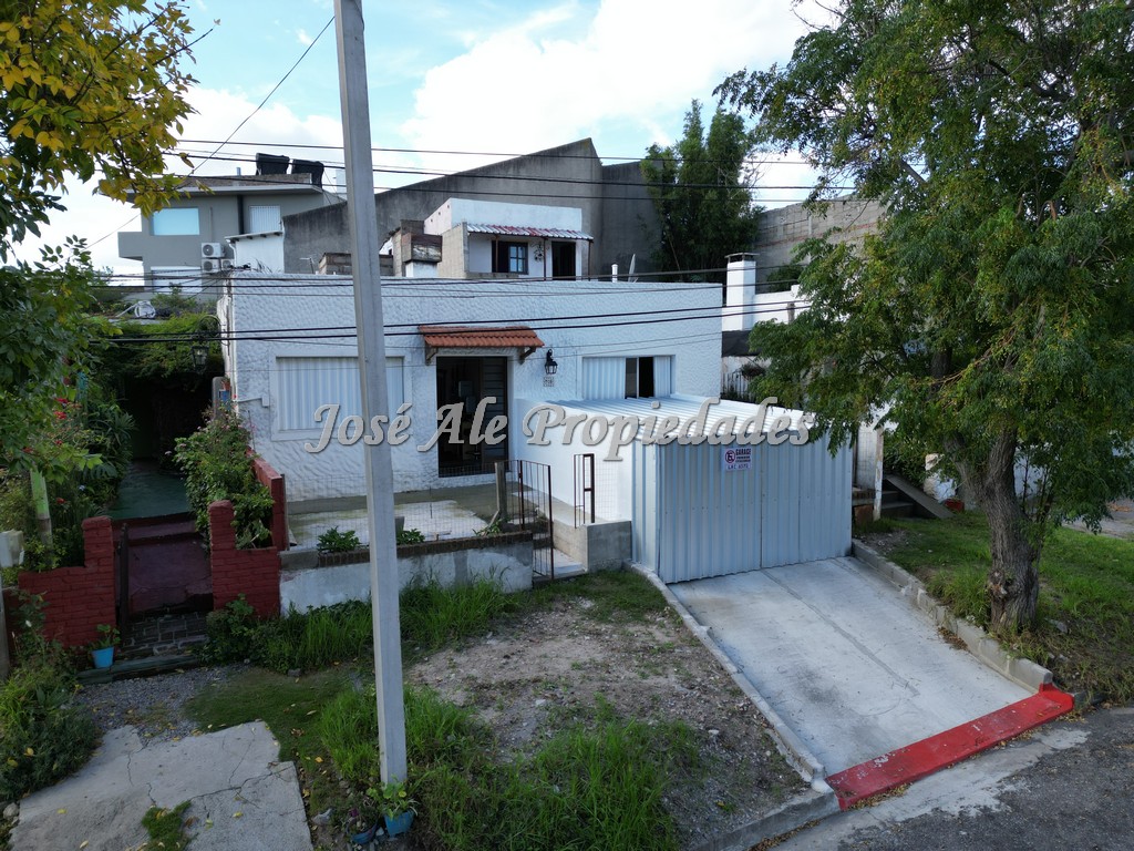 Imagen 1 de Casa ubicada a 3 cuadras de la Rambla Costanera y a 50m de la zona de 2 avenidas.