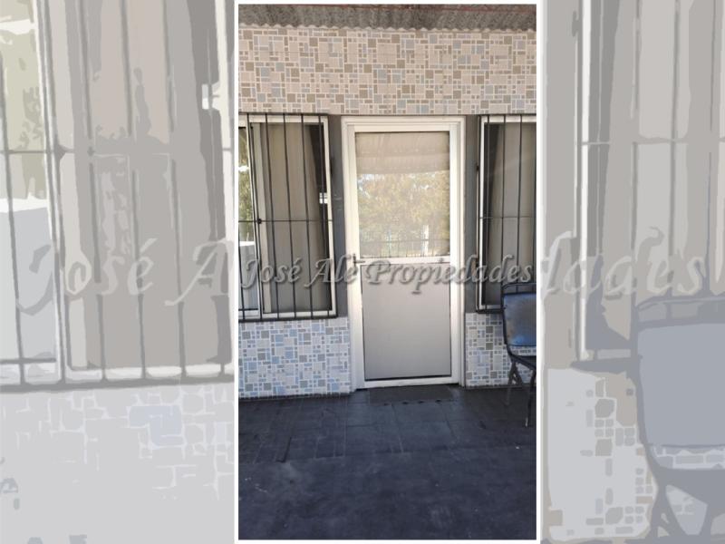 Muy bonito monoambiente ubicado en el Real de San Carlos, frente a centros de estudios y próximo a todos los servicios.