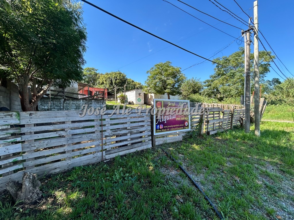 Imagen 1 de Casa y stud ubicada frente al Hipódromo de Colonia.  La propiedad cuenta con alarma, cámara exterior e iluminación.