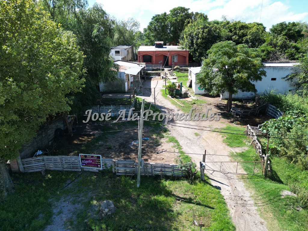 Imagen 5 de Casa y stud ubicada frente al Hipódromo de Colonia.  La propiedad cuenta con alarma, cámara exterior e iluminación.