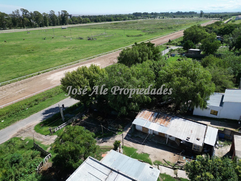 Imagen 6 de Casa y stud ubicada frente al Hipódromo de Colonia.  La propiedad cuenta con alarma, cámara exterior e iluminación.