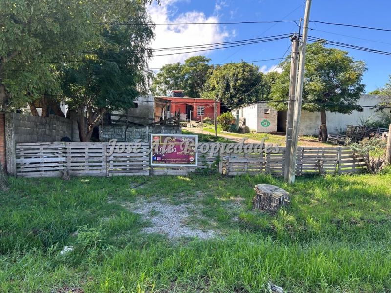Casa y stud ubicada frente al Hipódromo de Colonia.  La propiedad cuenta con alarma, cámara exterior e iluminación.