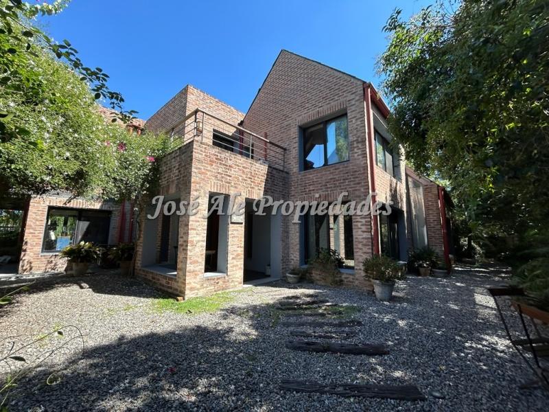 EN VENTA Y EN ALQUILER Sorprendente propiedad ubicada a una cuadra de la Rambla y playas de Colonia.