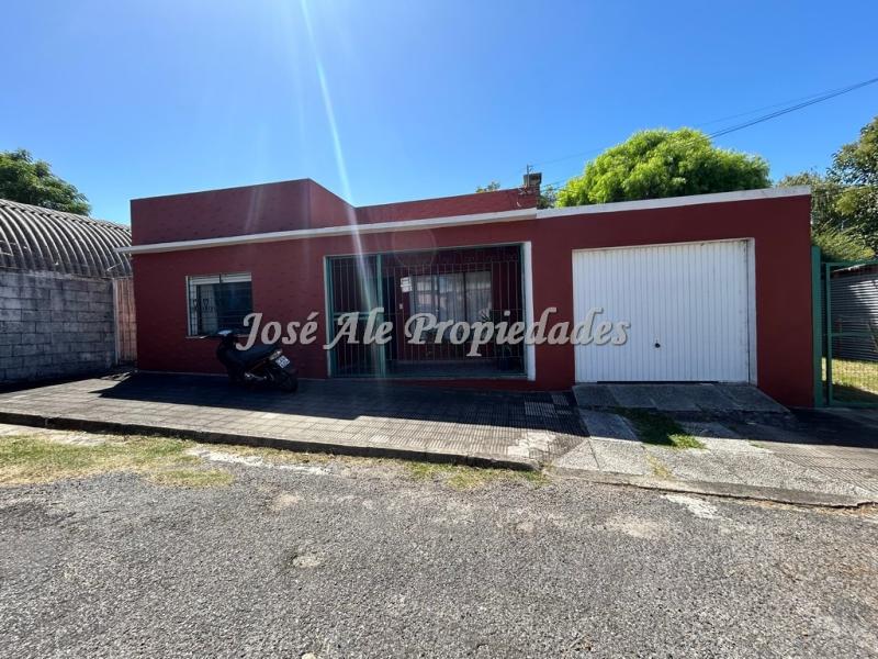 Casa ubicada en barrio la Rotonda, próxima a 3 avenidas y Shopping de Colonia.