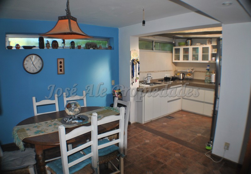 Imagen 3 de Hermosa vivienda ubicada en complejo sobre calle Zitarrosa, a metros de Rambla y playas de Colonia del Sacramento.