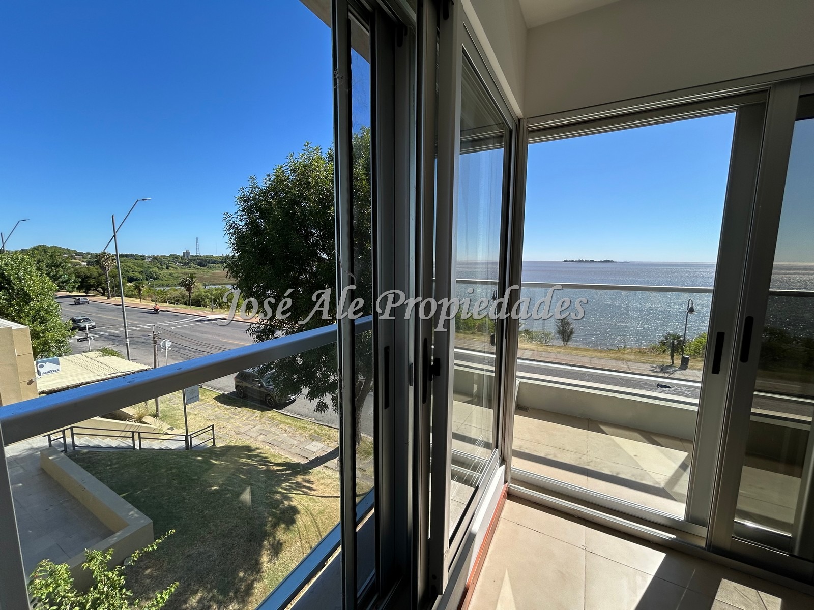 Imagen 1 de Impecable apartamento de 3 dormitorios con 115m2 edificados en el punto mas alto de la Rambla de Colonia, con vista panorámica a la Río.