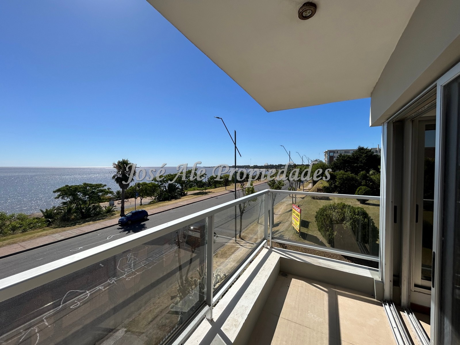 Imagen 2 de Impecable apartamento de 3 dormitorios con 115m2 edificados en el punto mas alto de la Rambla de Colonia, con vista panorámica a la Río.