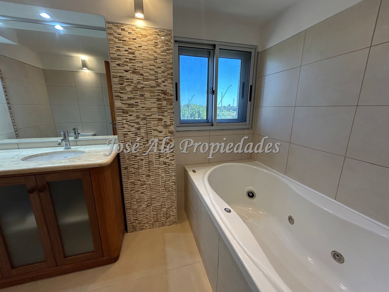 Imagen 8 de Impecable apartamento de 3 dormitorios con 115m2 edificados en el punto mas alto de la Rambla de Colonia, con vista panorámica a la Río.