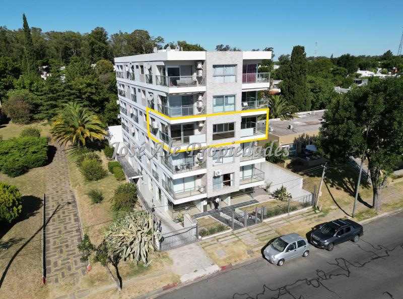 Impecable apartamento de 3 dormitorios con 115m2 edificados en el punto mas alto de la Rambla de Colonia, con vista panorámica a la Río.