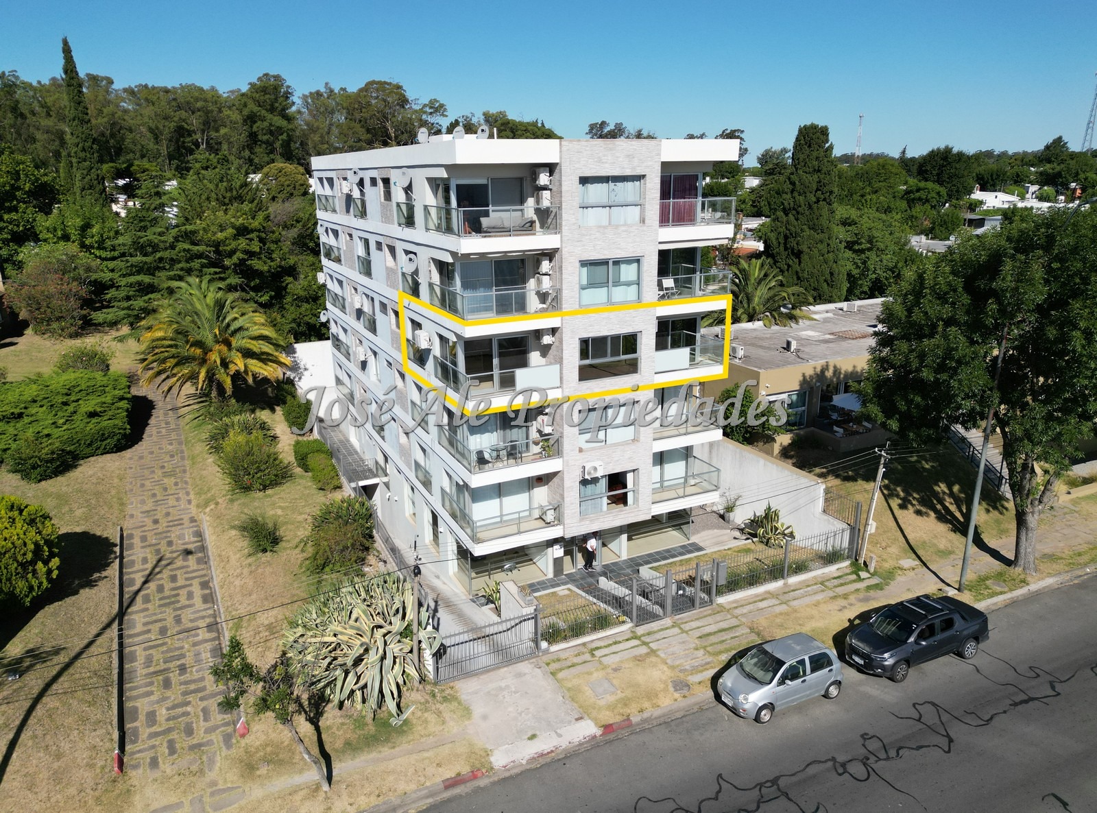 Imagen 1 de EN VENTA Impecable apartamento de 3 dormitorios con 115m2 edificados en el punto mas alto de la Rambla de Colonia, con vista panorámica a la Río.