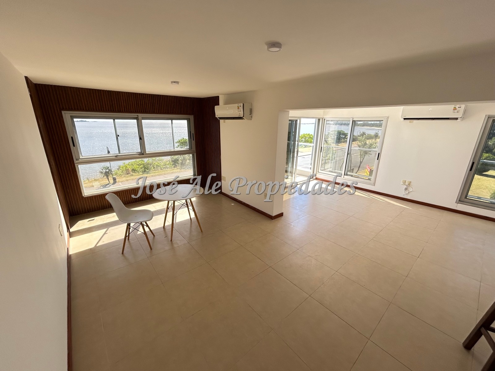 Imagen 2 de EN VENTA Impecable apartamento de 3 dormitorios con 115m2 edificados en el punto mas alto de la Rambla de Colonia, con vista panorámica a la Río.