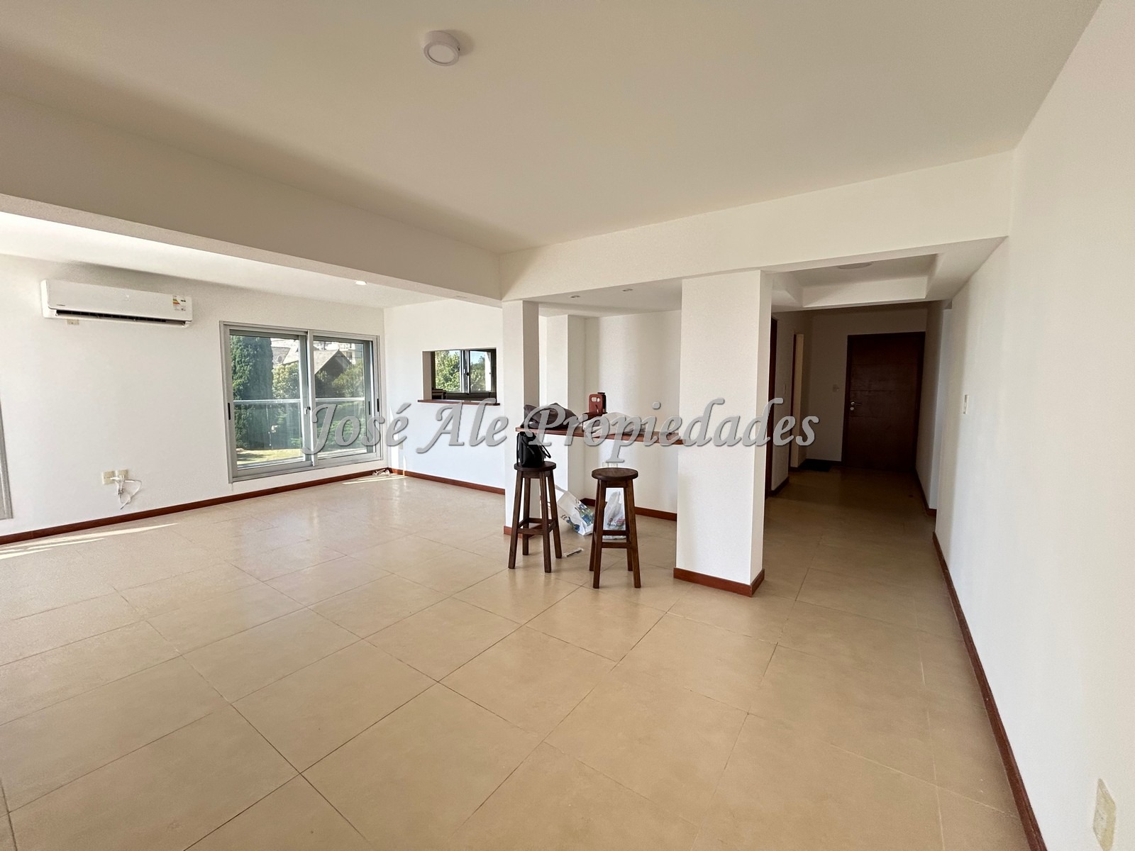 Imagen 3 de EN VENTA Impecable apartamento de 3 dormitorios con 115m2 edificados en el punto mas alto de la Rambla de Colonia, con vista panorámica a la Río.