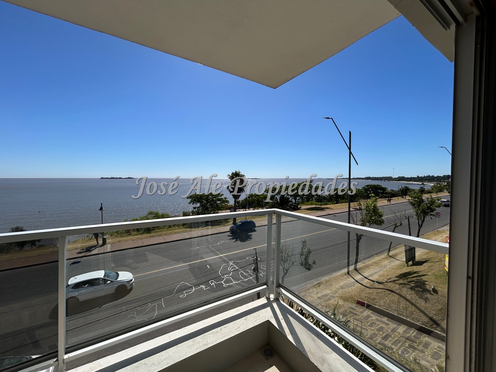 Imagen 4 de EN VENTA Impecable apartamento de 3 dormitorios con 115m2 edificados en el punto mas alto de la Rambla de Colonia, con vista panorámica a la Río.